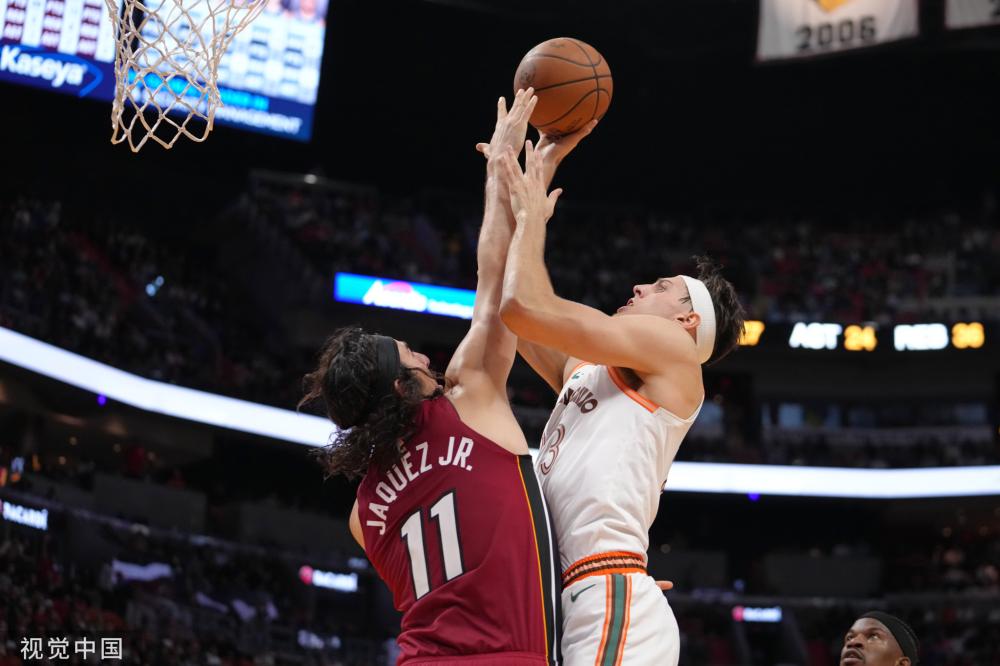 队的防守反 队的防守反